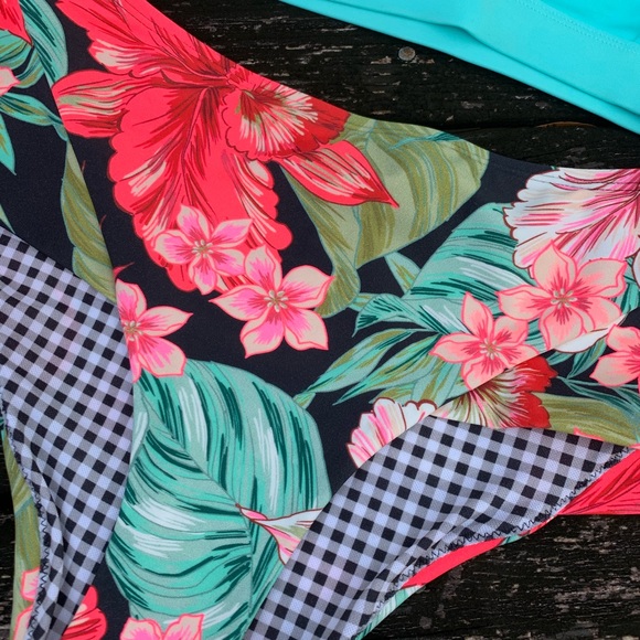 Body Glove Bikini Set with Two bottoms - Picture 6 of 8